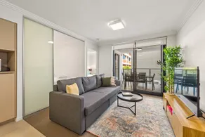 Stylish Apt with Stunning Views, Pool, Gym & Parking - Image 2