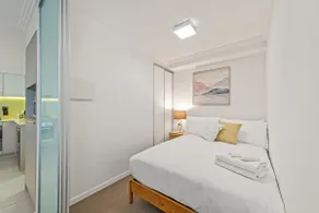 Stylish Apt with Stunning Views, Pool, Gym & Parking - Image 4