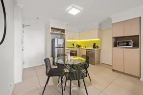 Stylish Apt with Stunning Views, Pool, Gym & Parking - Image 5
