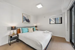 Stylish Apt with Stunning Views, Pool, Gym & Parking - Image 3