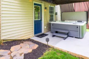 Hot Tub Haven: Private Basement Apartment - Image 3