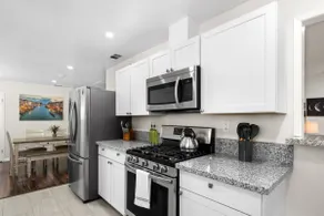 Pristine Upgraded 3B/2Bth w Easy Access to US99 - Image 4