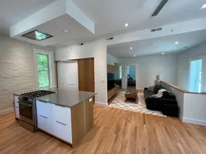 2 bedroom, 1 bath, sleeps 6 w/ private roof deck - Image 3