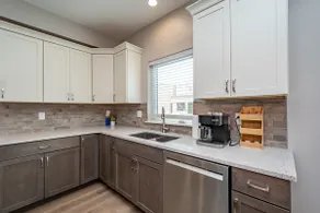 Newly built upscale condo-near U of I, shopping - Image 4