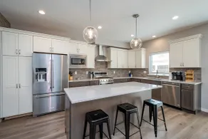 Newly built upscale condo-near U of I, shopping - Image 2