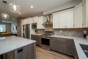 Newly built upscale condo-near U of I, shopping - Image 3