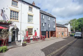 4 bedroom townhouse Historic Warwick town centre - Image 2