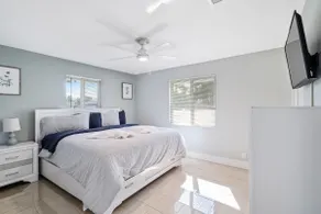 Roxanas 3bed 2bath Home with Modern Interior and BBQ Backyard - Image 3