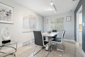 Roxanas 3bed 2bath Home with Modern Interior and BBQ Backyard - Image 4