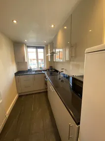 Lovely 1-bedroom apartment with garden and parking - Image 2
