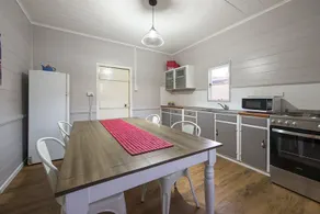 The Radford Couples Cottage Heart of Stanthorpe - Image 4