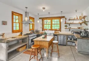 Mountain Cabin: Vintage Charm Meets Modern Luxury - Image 3
