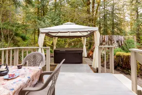 Lovely Home Private Hot Tub Fireplace WI-FI King Bed Hiking Fishing Ski resorts - Image 2