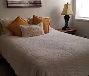 Clean & Spacious: Two-Bedroom Suite with Kitchen - Image 2
