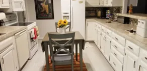 Clean & Spacious: Two-Bedroom Suite with Kitchen - Image 5