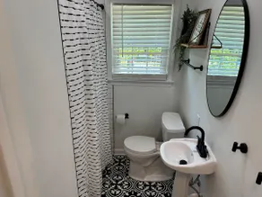 Cozy Home within walking distance to Scott Stadium - Image 3
