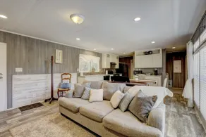 Cozy cottage with hot tub by Lake Thunderbird - Image 4