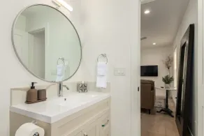 Lux 1-Bed Casita w/Patio, Laundry+FREE Gtd Parking - Image 5