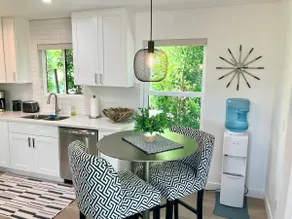 Lux 1-Bed Casita w/Patio, Laundry+FREE Gtd Parking - Image 2