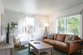 4 Bedroom Cozy Seattle Townhome with Yard - Image 2