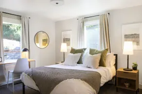 4 Bedroom Cozy Seattle Townhome with Yard - Image 5