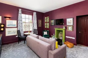 Warm cosy but large 1 bedroom inc parking by docks - Image 5