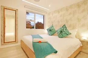 Comfortable 1 bed apartment in heart of Camps Bay - Image 2