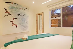Comfortable 1 bed apartment in heart of Camps Bay - Image 3