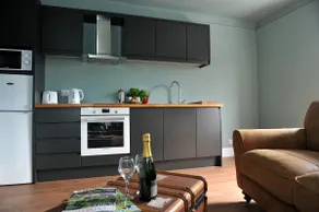 Modern 1 bed apartment + parking - Image 2