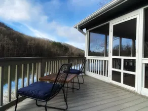 Lake front cottage with private dock & 4 kayaks - Image 4