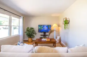 Cozy Quiet 2BR/1BA Bungalow | Central Location - Image 2