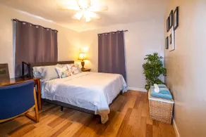 Cozy Quiet 2BR/1BA Bungalow | Central Location - Image 5