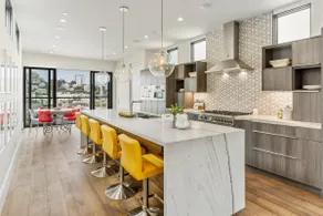 Penthouse Dream: Luxe Views in Iconic North Beach - Image 3