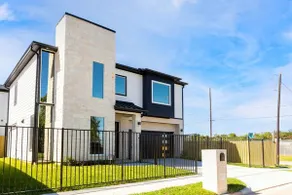 Alim Pad 1: Chic brand new house near Downtown - Image 3