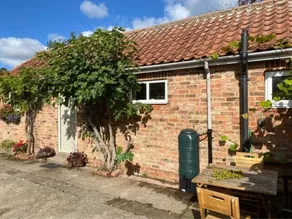 Pretty cottage in courtyard - Image 2
