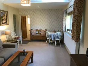 Pretty cottage in courtyard - Image 3