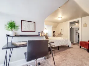 Cozy Suite, Centrally Located - Image 4
