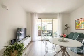 New and bright apartment with private garage - Image 3