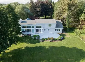 Lakefront Oasis near Lewiston & Niagara Falls - Image 2