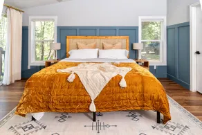 Secluded modern creekside getaway - Image 3