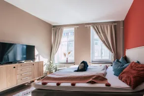 *Midtown* Spacious & radiant boho style central - Image 2