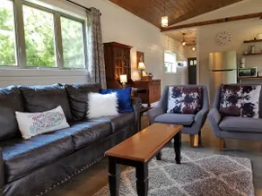 Magnolia Pines Farmhouse in quiet country setting - Image 2