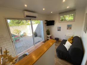 Lovely guest house with private parking on site. - Image 5