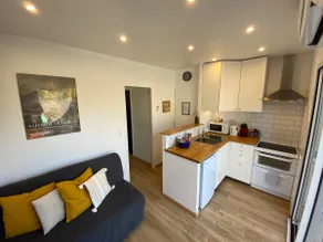 Lovely guest house with private parking on site. - Image 4