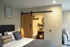 Luxury suite (Delilah) Beverley; patio and parking - Image 3