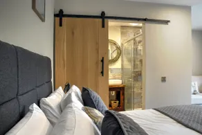 Luxury suite (Delilah) Beverley; patio and parking - Image 5