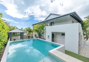Seasalt Airlie Best location 1bed apt Private SPA Unit 4 - located within "Airlie Central Apartments" - Image 2