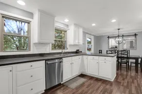 Private/spacious home w/backyard near Grand Park - Image 2