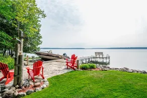 Enjoy scenic 4bdrm Lakehouse with Tikibar & Hottub - Image 3