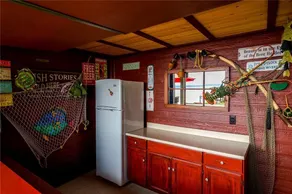 Enjoy scenic 4bdrm Lakehouse with Tikibar & Hottub - Image 5